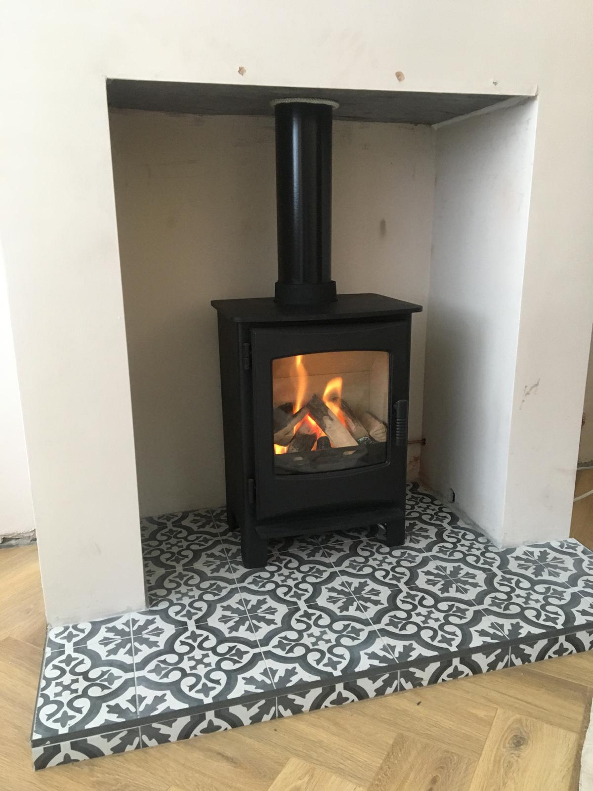 Stove with patterned tile hearth